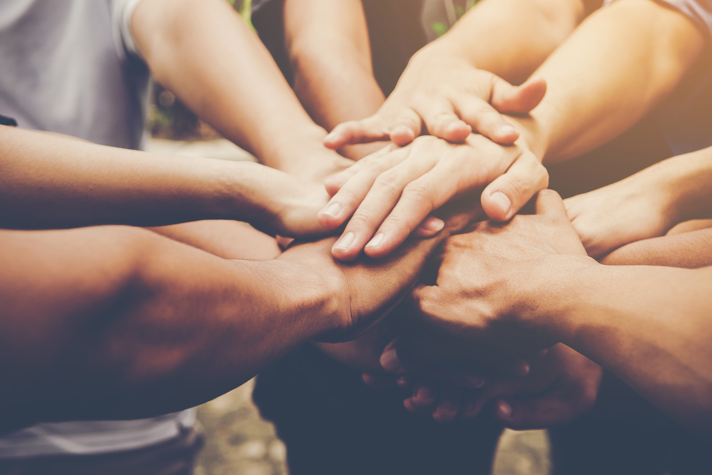 business-teamwork-join-hands-together-business-teamwork-concept-menor|||Fotógrafo:Freepik.com