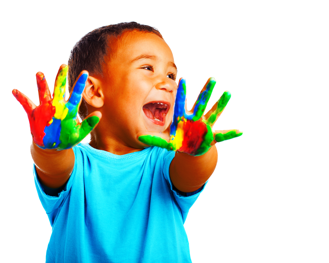 little-boy-with-hands-full-paint-with-open-mouth|||Fotógrafo:Freepik.com