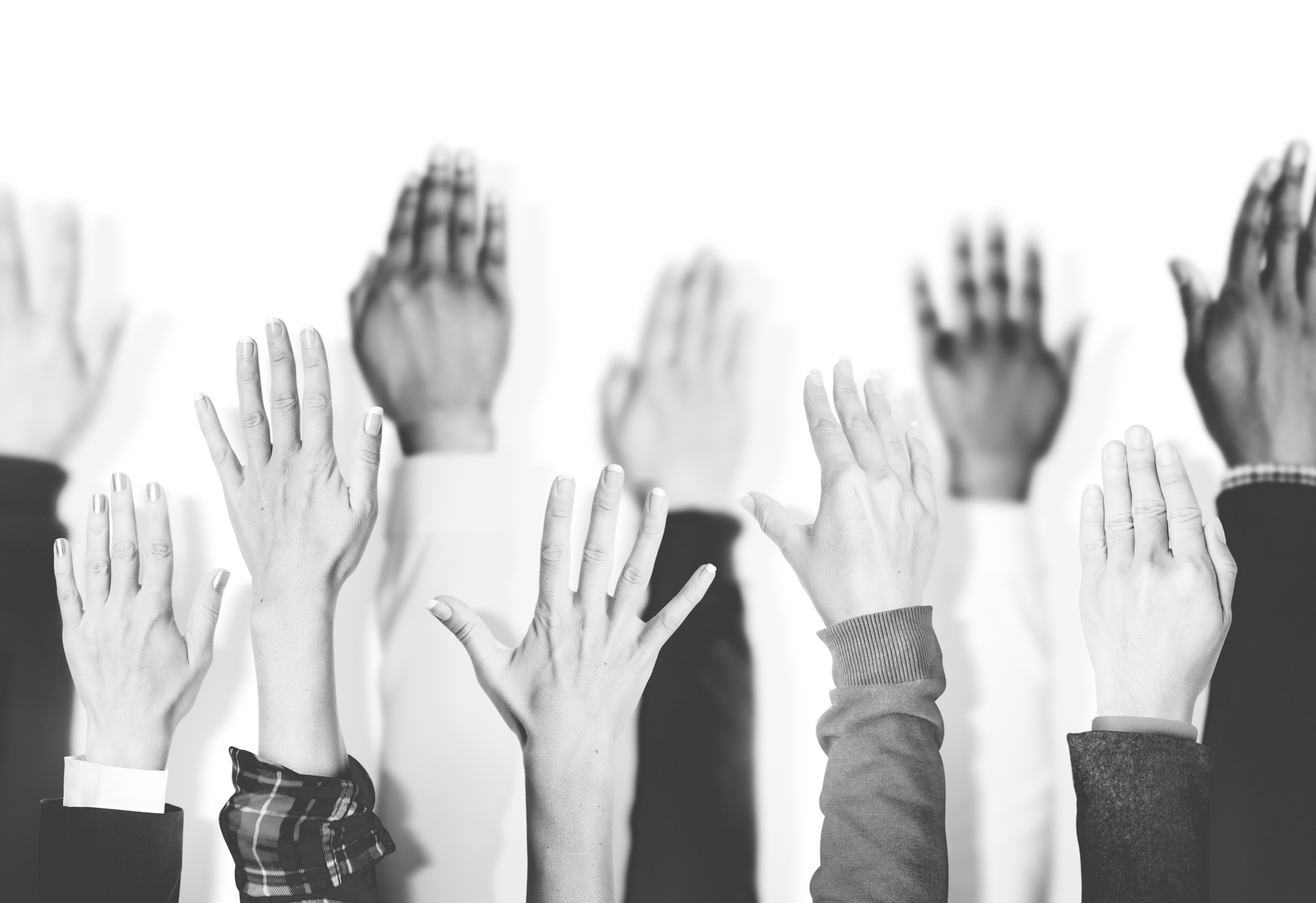 multiethnic-group-hands-raised|||Fotógrafo:Freepik.com